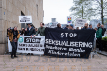 Fascisten van FvD met trans* vijandige spandoeken bij hun protest tegen een drag queen voorleesuurtje in Rotterdam